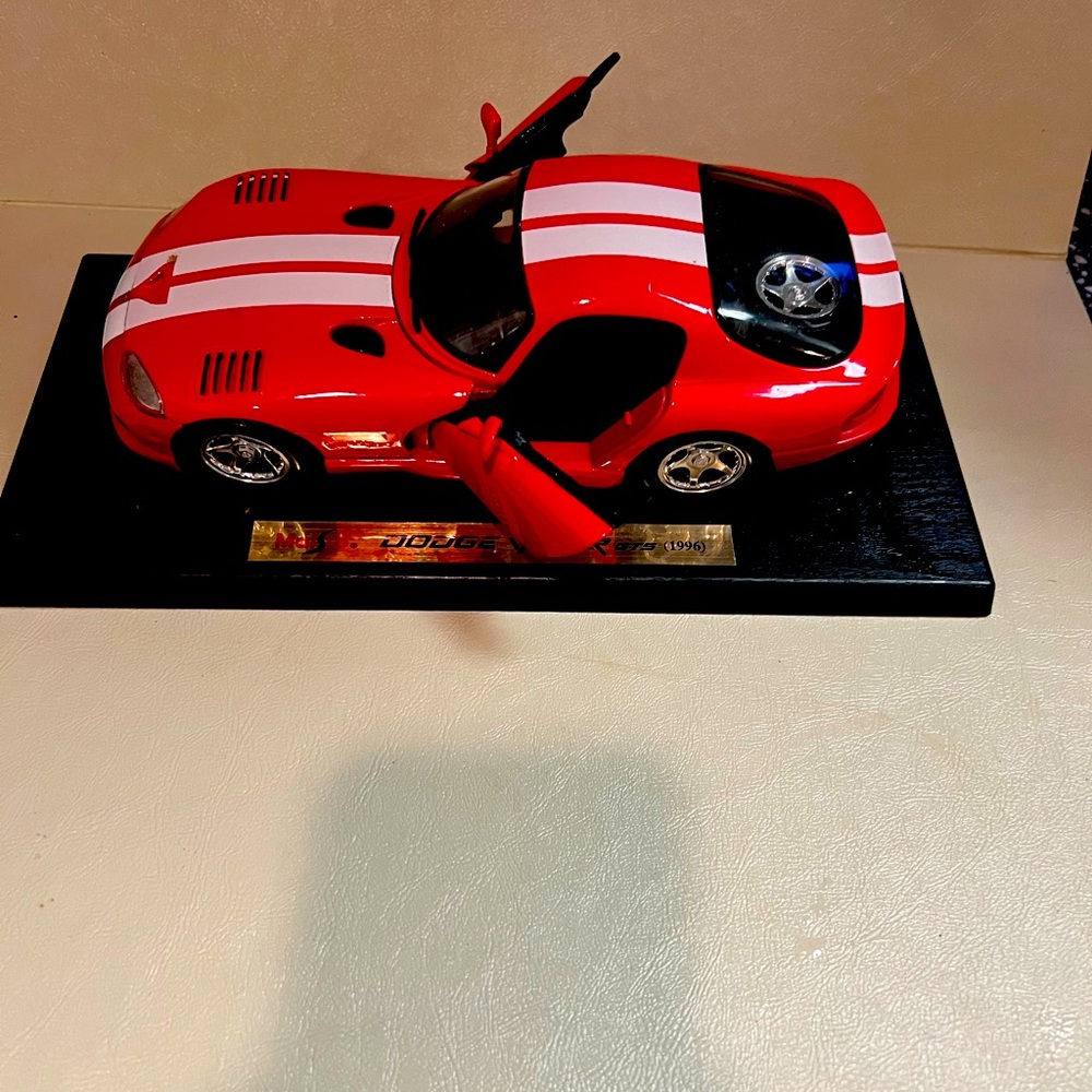 Maisto 1996 Dodge Viper GTS Coupe Toy